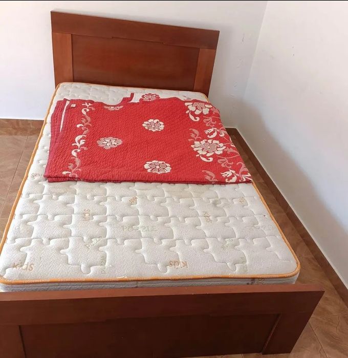 Cama solteiro  em madeira  de cerejeira com estrado e colchão