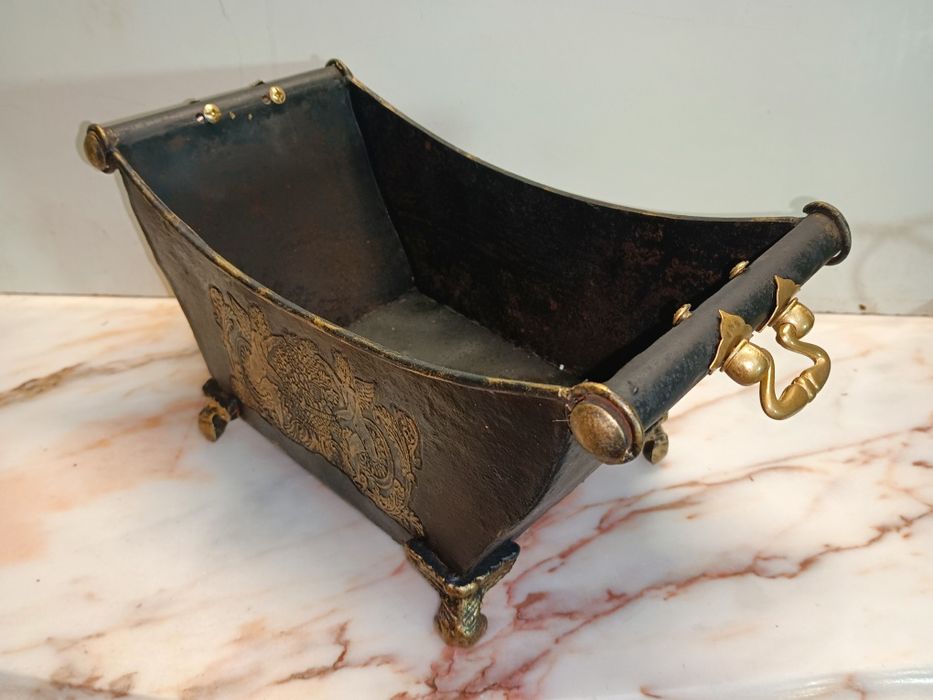 Vaso ou floreira decorativa de estilo antigo, feita de metal ferro fun