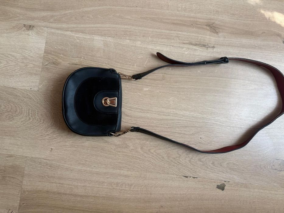 Torebka na ramię z regulowanym paskiem
