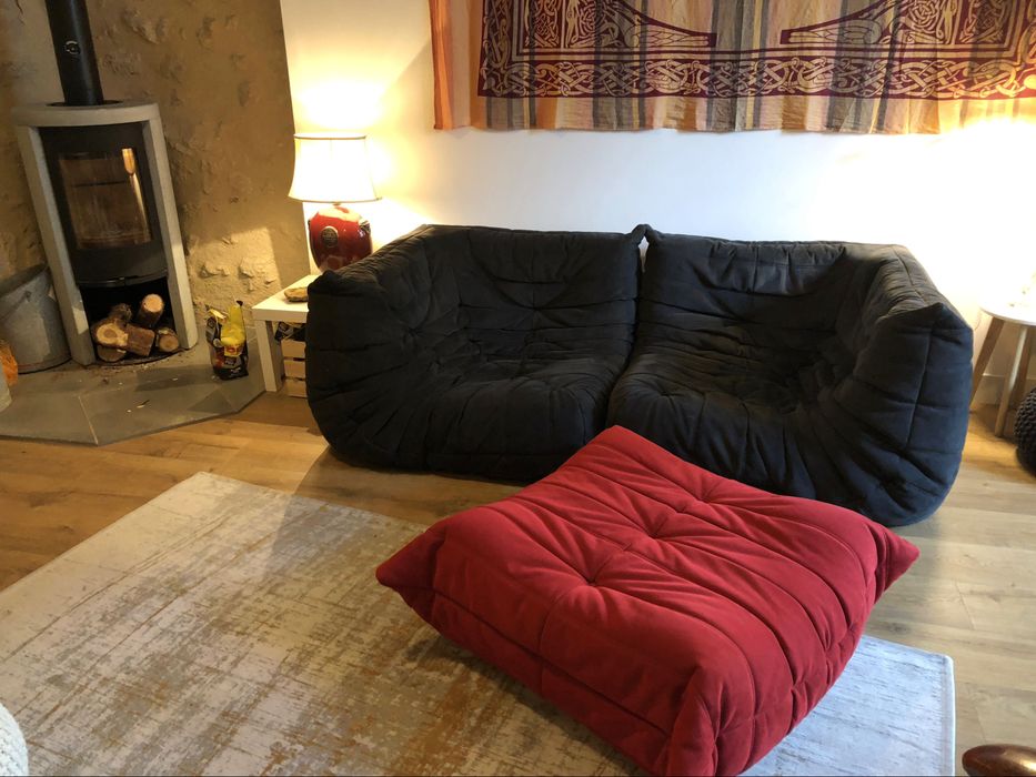 Cadeirões Togo cinza + pouf vermelho