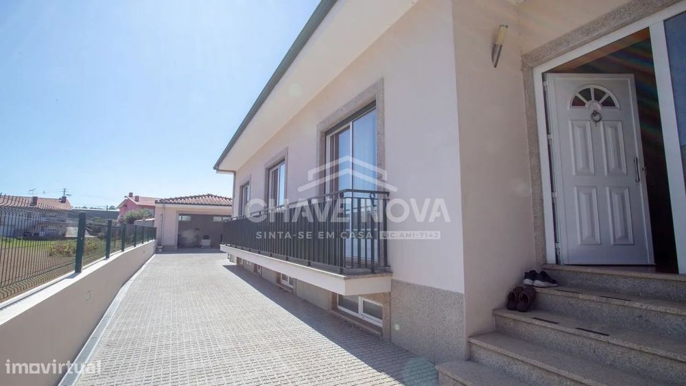 Moradia T4 Térrea de 4 Frentes com Amplo Terreno, Cave e Garagem