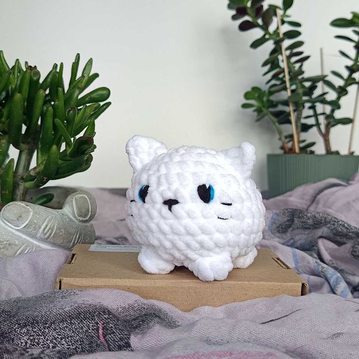 Kluskotek - kotek kluska na szydełku - biały mięciutki gniotek