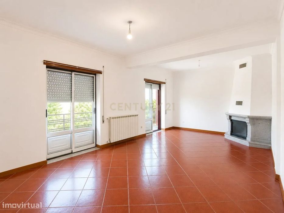 Apartamento T4, 3 frentes, Varandas e Box Fechada - Guarda
