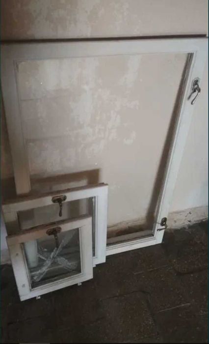 Продам вікна зі склом, двері, все з дерева, б/у
