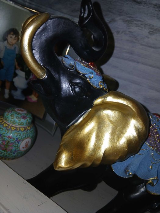 Elefante pintado e grande