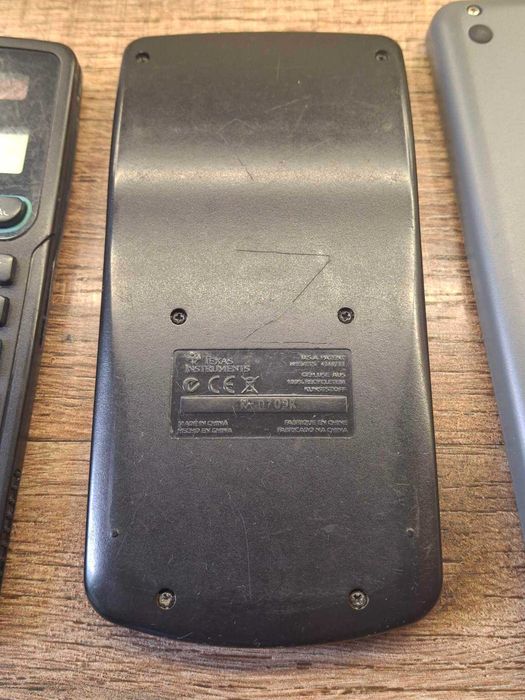 три калькулятора: Texas Instruments TI-30X Pro Mathprint Scientific & Texas Instruments TI-30 ECO RS