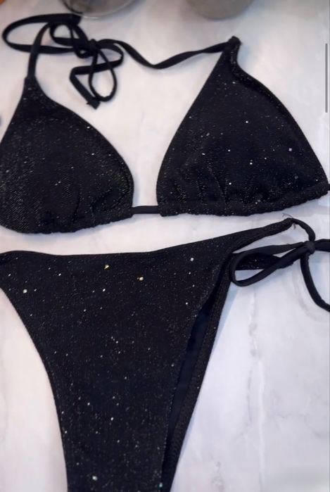 Чорний купальник з сяючими деталями