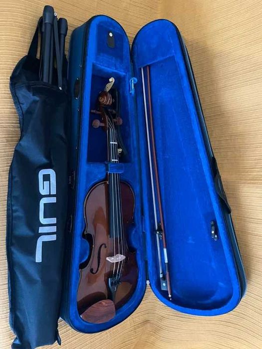 Violino com muito pouca utilização, estado como novo.