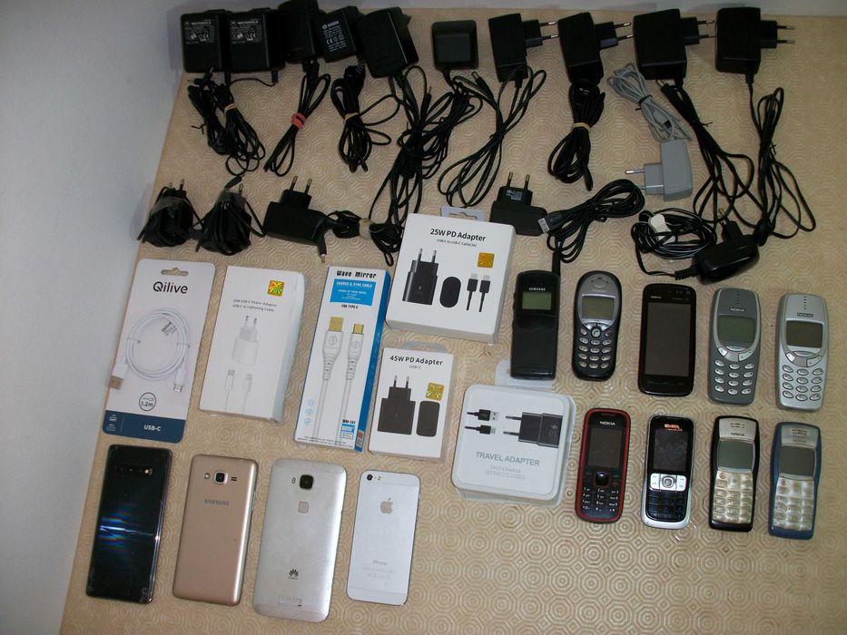 Conjunto 13 Telemóveis Peças + 16 Carregadores, adaptadores e cabos