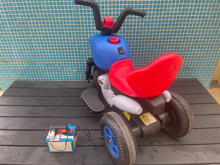Triciclo-mota elétrica para criança