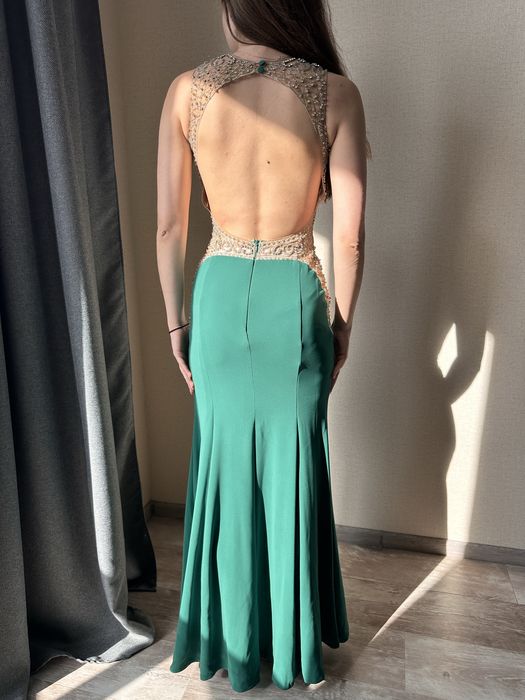 Елегантна зелена вечірня сукня (випускна)