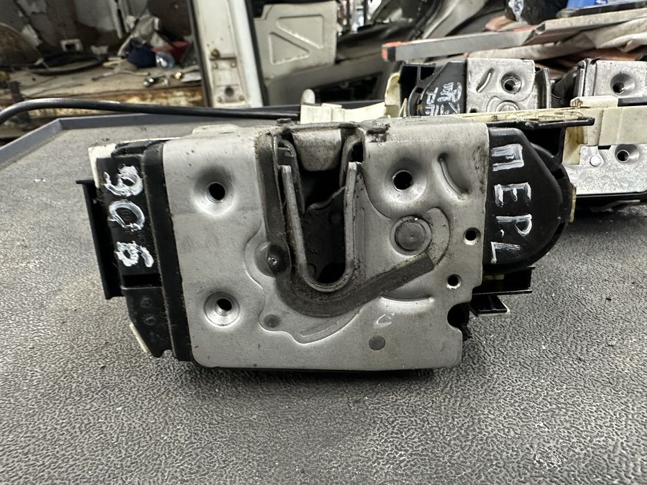 Замок передней двери Mercedes Sprinter 906, Volkswagen Crafter