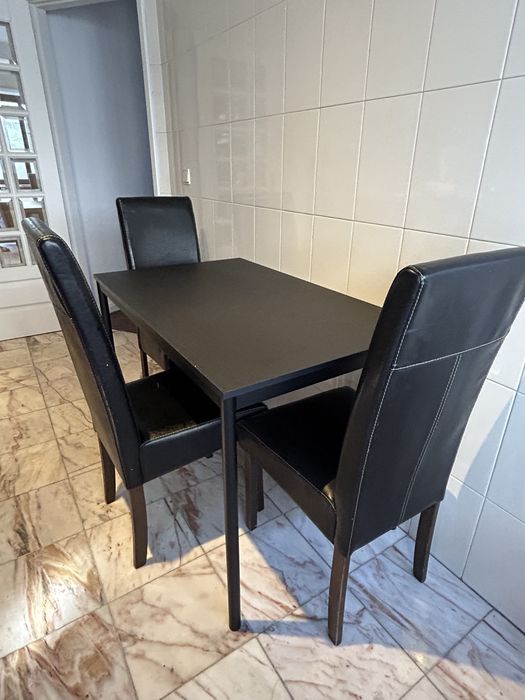 Mesa nova, com 3 cadeiras usadas (em pele)