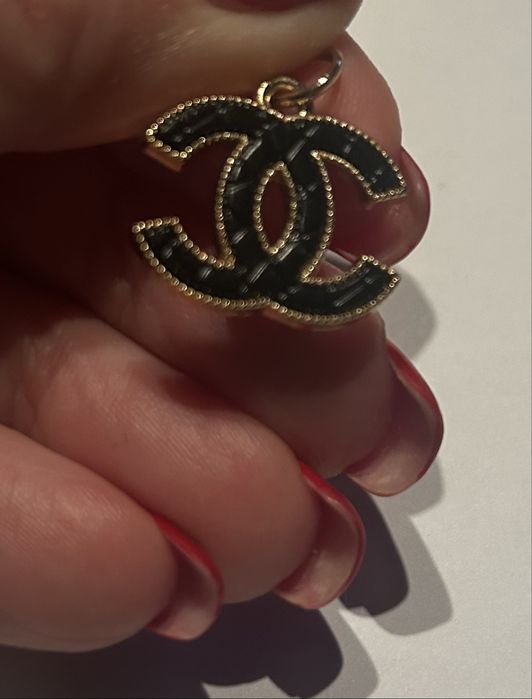 Czarno zlota logowana zawieszka, jak pikowana torebka