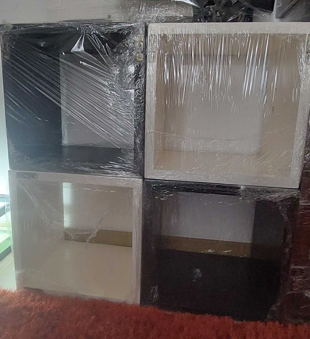 Mobilia, quarto de casal, cama, mesa de cabeceira, mesa de seis gavetas e quatro cubos de parede