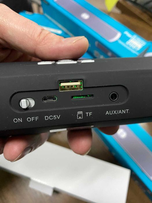 Колонка портативна Kisonli з радіо,  підсвіткою та Bluetooth нова