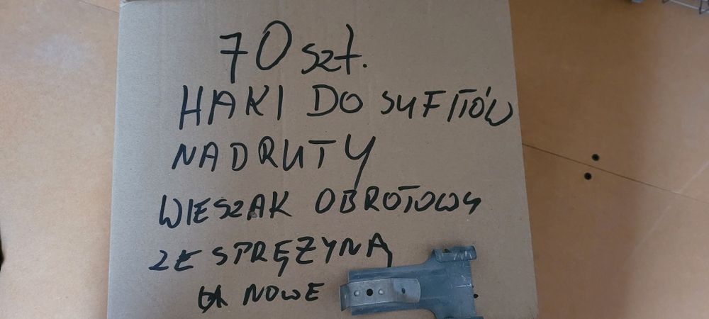 Wieszak obrotowy z sprezyną