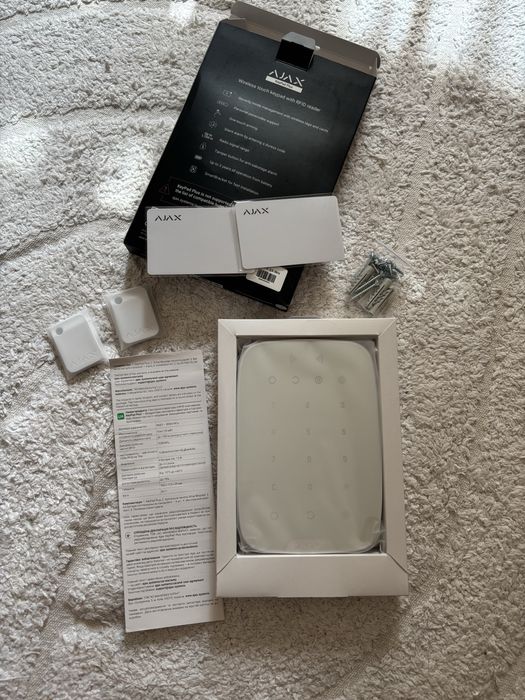 Сенсорна клавіатура Ajax KeyPad Plus white з брелоками і картками