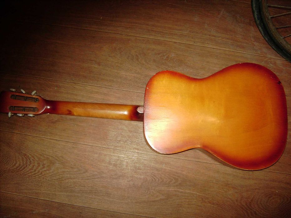 продам бытовую гитару