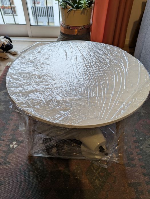 Mesa de apoio com 48cm de diâmetro e candeeiro de teto