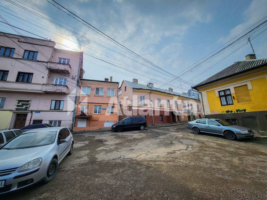 Багатоцільова комерція на Турецькій площі.