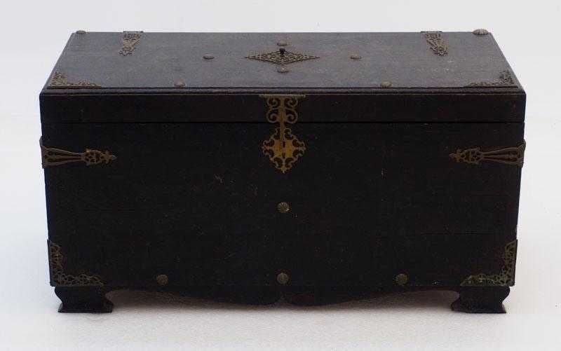 Arca antiga em madeira com aplicações em latão