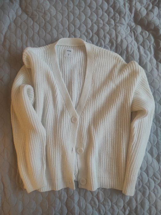 biały sweter Sinsay