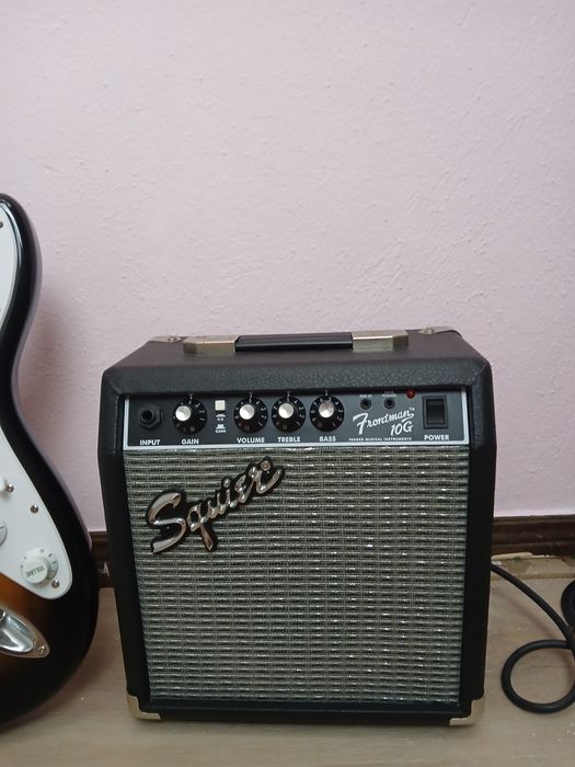 Guitarra elétrica Fender + amplificador + capotraste + capa