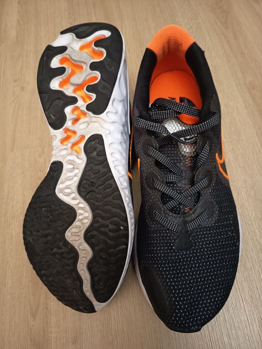 Tênis Nike pretos .