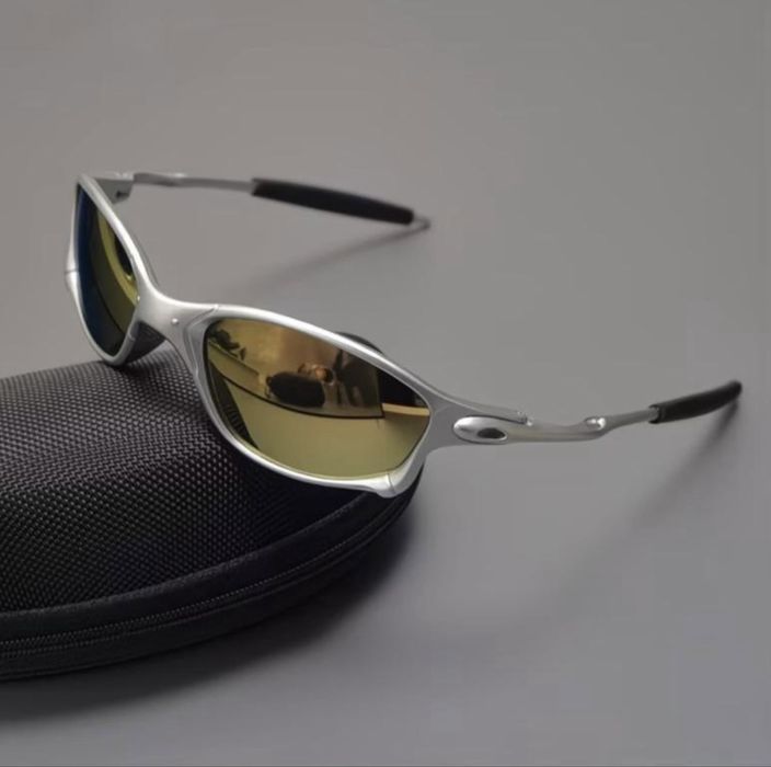 Сучасні та стильні окуляри oakley, в різних кольорах.