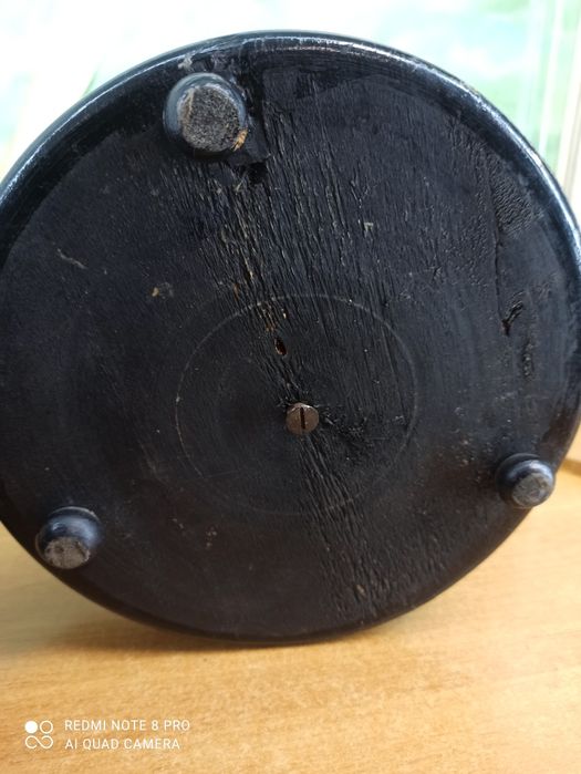 Antyczny krucyfiks z alabastrem w szklanej kopule