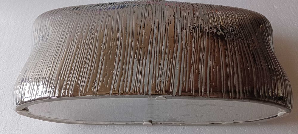 Jarra de cerâmica prateada com um acabamento texturizado