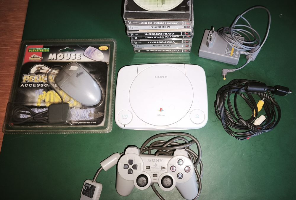 PSONE em bom estado + Rato Pelican + 8 JOGOS