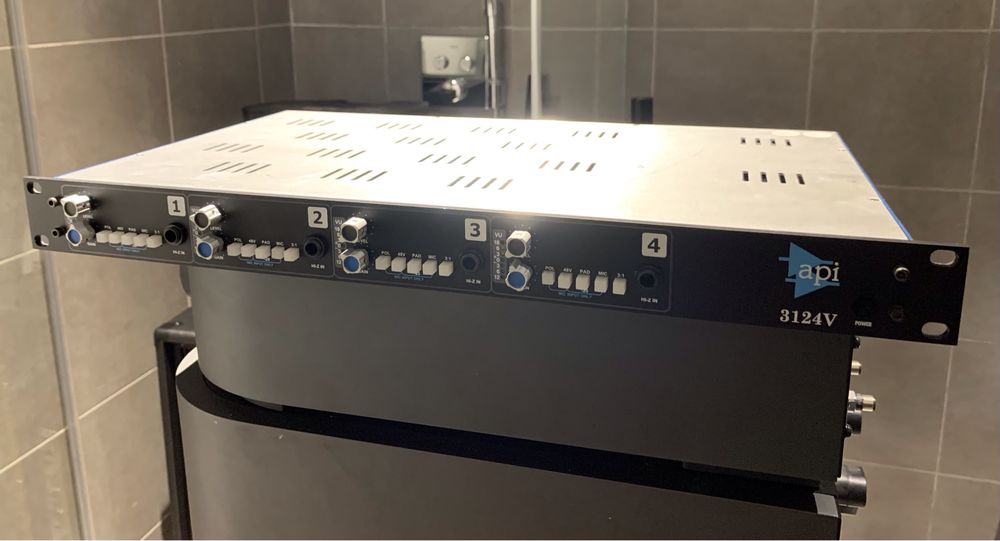 API 3124V — Pré-amplificador de Microfone de Referência, 4 Canais