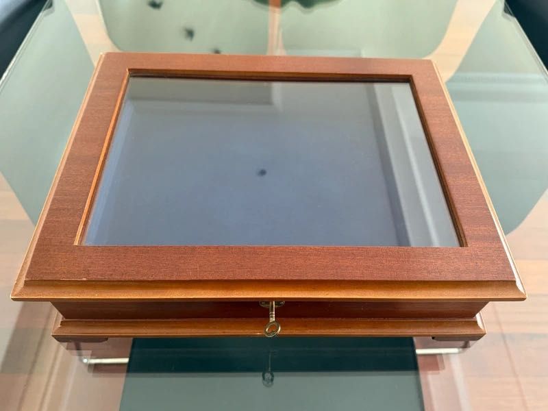 Caixa vitrine expositor de madeira com chave