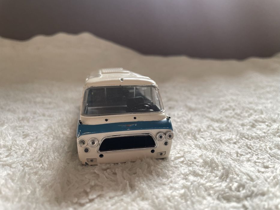 машинка ЗИЛ-118 "Юность" 1/43 Deagostini