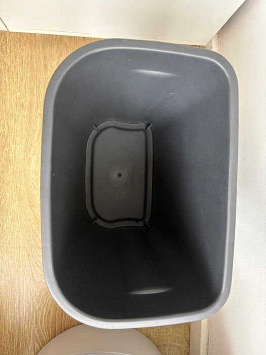 Vendo caixote de lixo