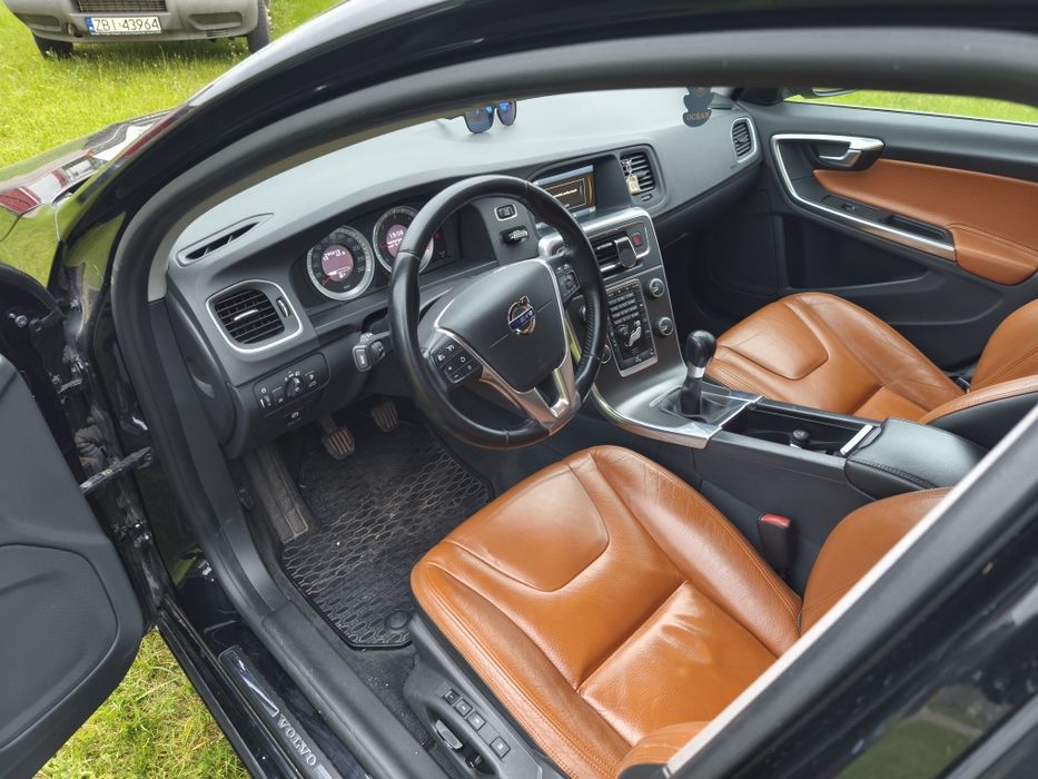 Volvo V60 1.6 115 km . Polecam!!!