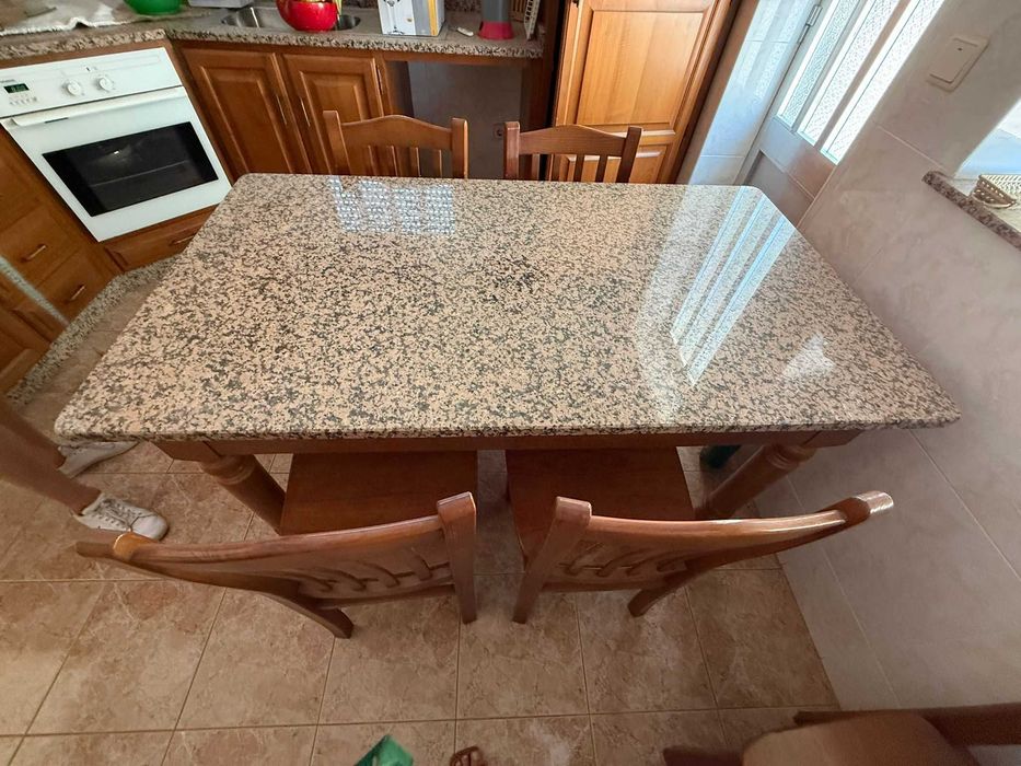 Mesa com tampo de granito e 6 cadeiras, tudo em cerejeira