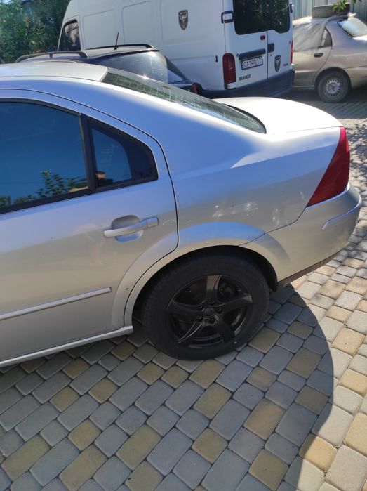 Машина на повному ходу сів і поїхав.