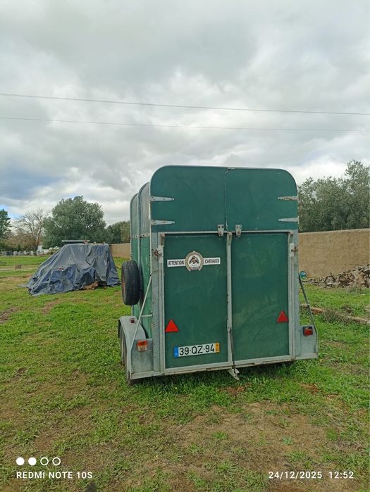 Atrelado de cavalos marca fautras