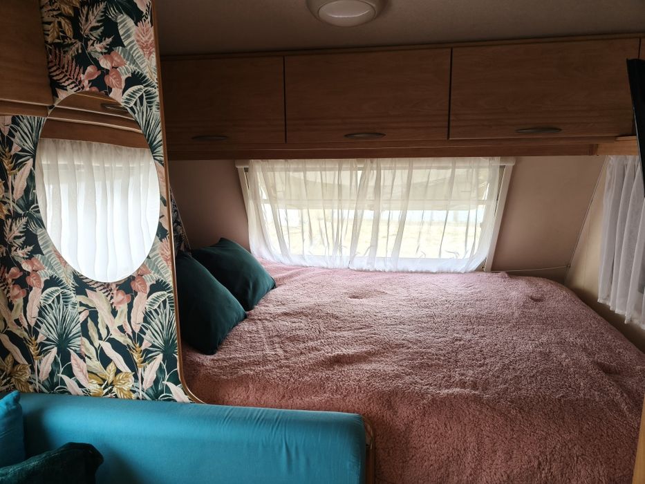 Caravana com avançados e cobertura