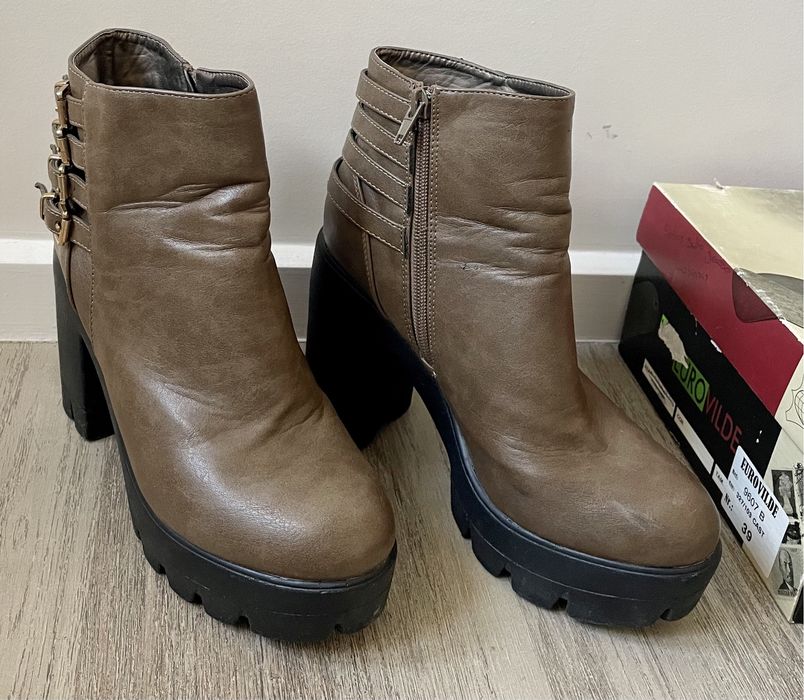 Botas castanhas com salto (Catisa, tamanho 39)