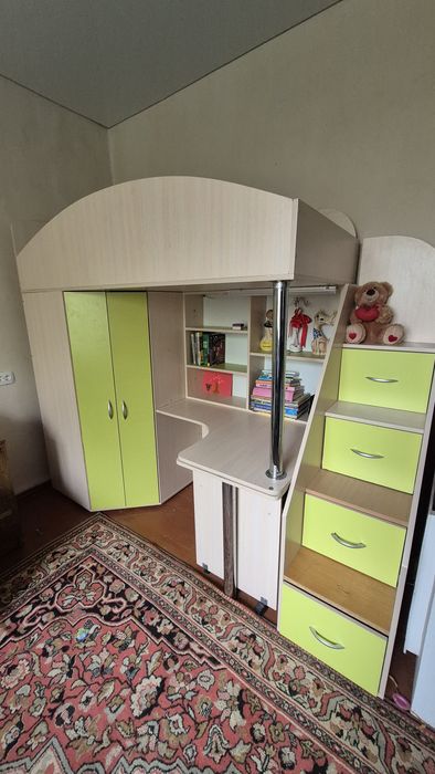 Двухповерхове ліжко, стіл, шкаф