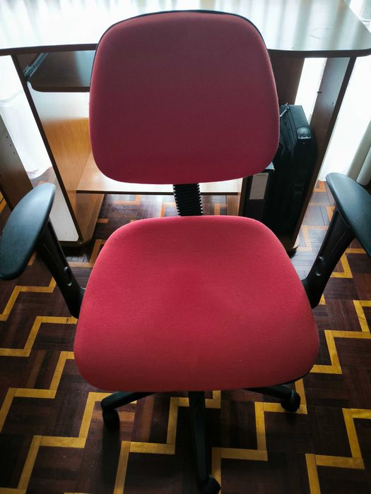 Secretária  cadeira de escritório e estante.