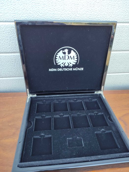 Kasetka na monety - pudełko na monety drewno -lakierowane - design -