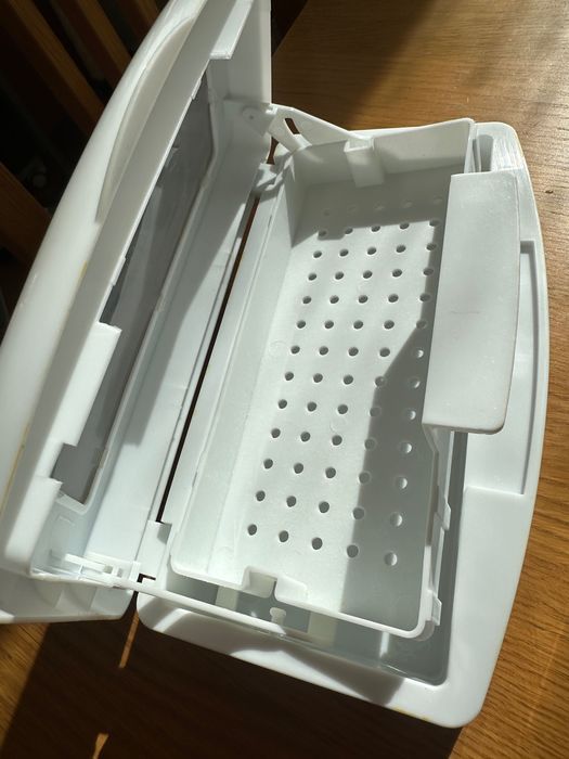 Biały plastikowy pojemnik do sterylizacji chemicznej. Pojemność 0,5 l.