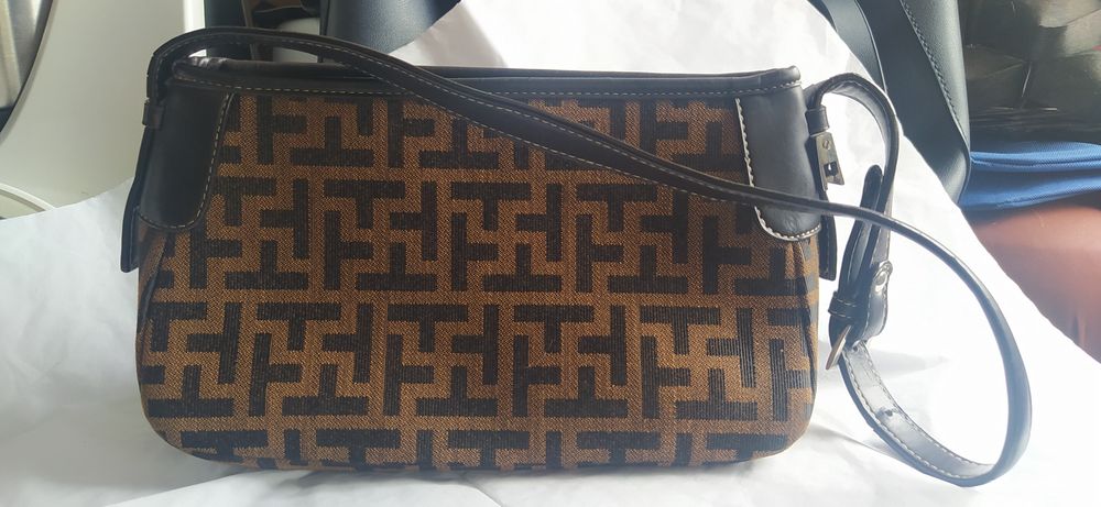 Mala de mulher em tons castanhos e preto