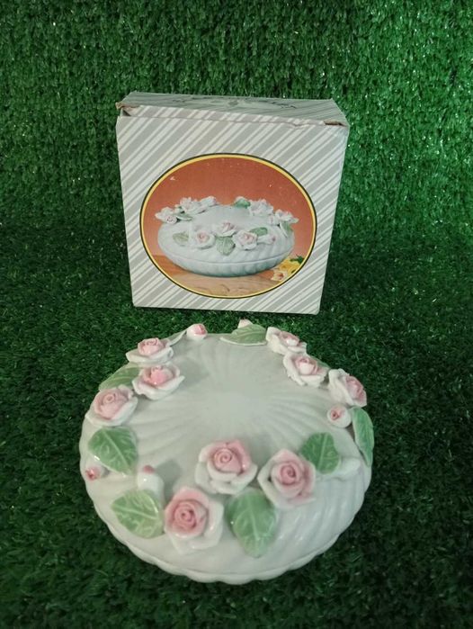 Porcelanowa Szkatułka Na Biżuterię Lub Cukierniczka NrD144