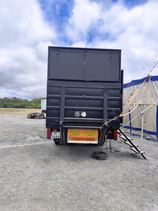 Reboque com devisoes de camata, cozinha e duche.